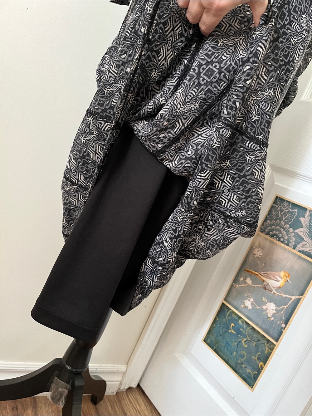 🍎Women's Black Printed V-Neck Long Sleeve Dress with Belt - Picture 3 of 8
